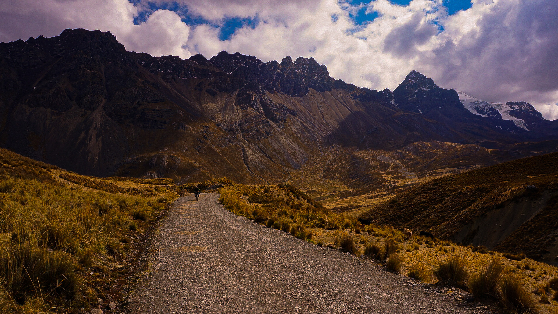 Peru — gravel road through the cordillera